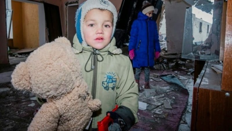 Kleines Weihnachtswunder: Ein Bub findet in den Ruinen seinen Teddybären wieder. (Bild: ELISABETH SELLMEIER)