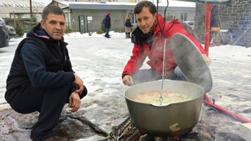 Caritasdirektor Klaus Schwertner bei wärmender Suppe (Bild: Christoph Matzl)