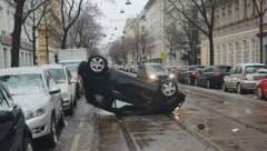 Das Unfallauto landete mitten auf der Jägerstraße am Dach. (Bild: „Krone“-Leserreporter, Krone KREATIV)