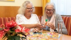 Martina Naitz und Frau Helgard treffen sich jede Woche im Bewohnerservice und bald auch am Christkindlmarkt. (Bild: Berger Susi)