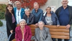 Hedwig Kniesel (mit pinker Jacke) neben ihrer Schwester Helene (95) und einem Teil ihrer Familie bei einer Feier im heurigen November. (Bild: zVg)