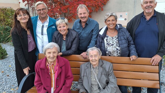 Hedwig Kniesel (mit pinker Jacke) neben ihrer Schwester Helene (95) und einem Teil ihrer Familie bei einer Feier im heurigen November. (Bild: zVg)