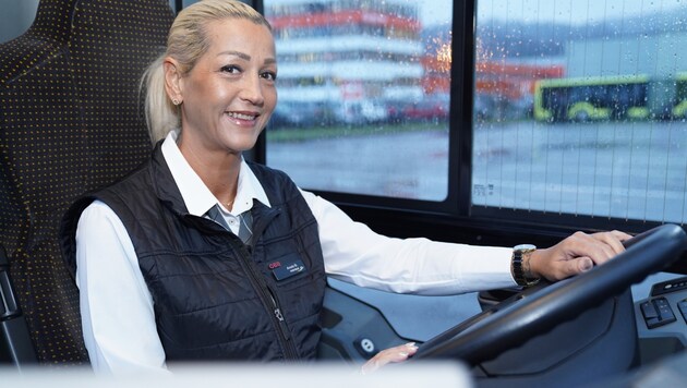 Anela Becirspahic liebt ihren Job als Busfahrerin. Der Mutter einer zehnjährigen Tochter macht es nichts aus, über die Feiertage zu arbeiten. (Bild: ÖBB)