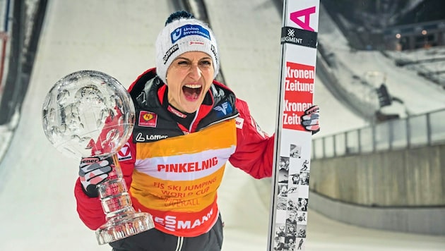 Skispringerin Eva Pinkelnig gewann im Vorwinter erstmals den Gesamtweltcup. (Bild: EPA)