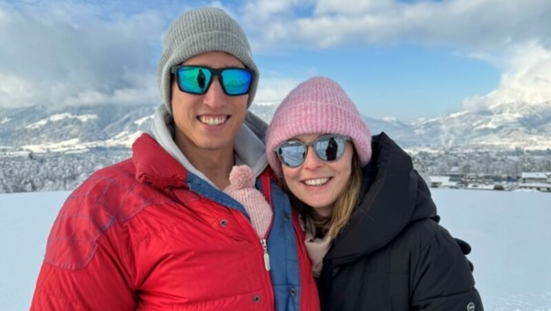 Beachvolleyballer Julian Hörl (oben) hat sein Töchterchen Lola in der Jacke eingepackt. Der 31-Jährige, der mit Partner Alexander Horst ein erfolgreiches Jahr hinter sich hat, genießt mit Freundin Anna und dem Baby die Zeit in der Natur. (Bild: Julian Hörl)