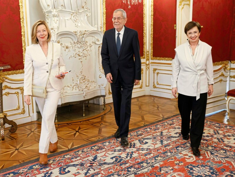 Conny Bischofberger traf den Bundespräsidenten und seine Frau Doris Schmidauer in der Hofburg. (Bild: Reinhard Holl)