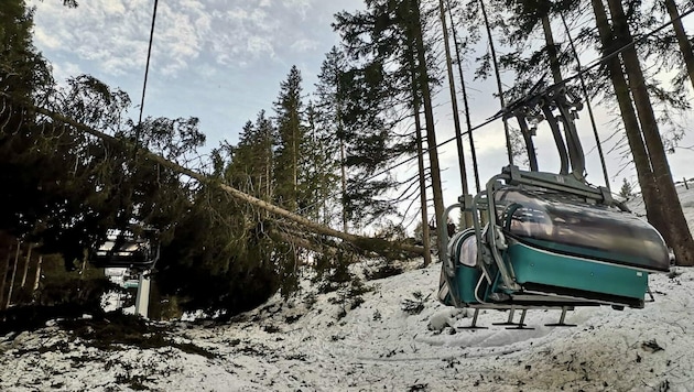 Der Baum stürzte durch den starken Wind auf den Sessellift. (Bild: Landesfeuerwehrverband Südtirol)