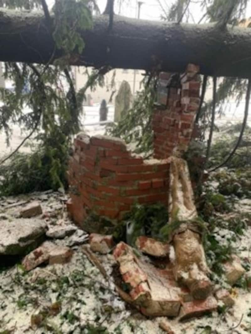 Das Materl wurde von einem Baum zerstört. (Bild: zVg)