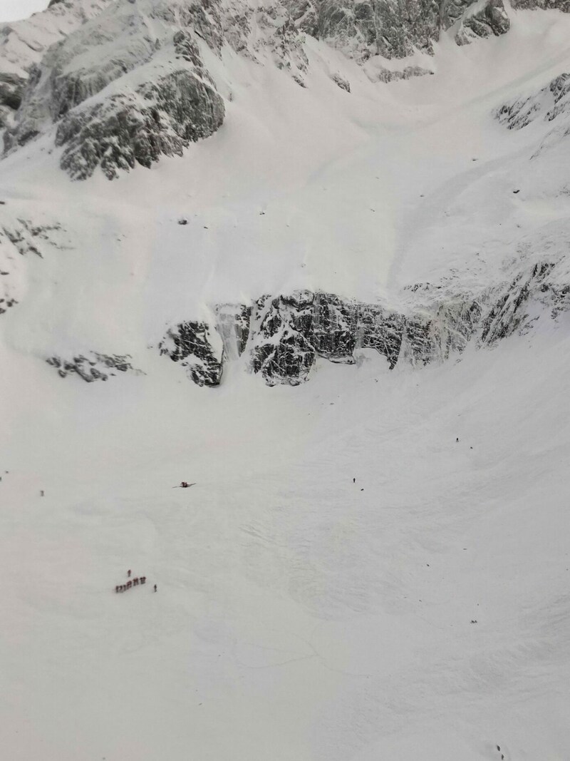 Suchmannschaften auf dem riesigen Lawinenkegel. (Bild: Zoom.Tirol)