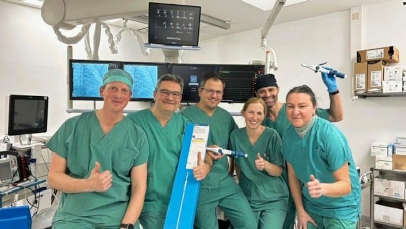 Das erfolgreiche Team in der Klinik Oberwart nach der zweistündigen Operation. (Bild: Innere Medizin/Klinik Oberwart)