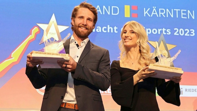 Anna Gasser (re.) und Marco Schwarz strahlten. Sie sind Kärntens Sportler des Jahres 2023, hielten als erstes Duo den „Franz“ in Händen. (Bild: Kuess)