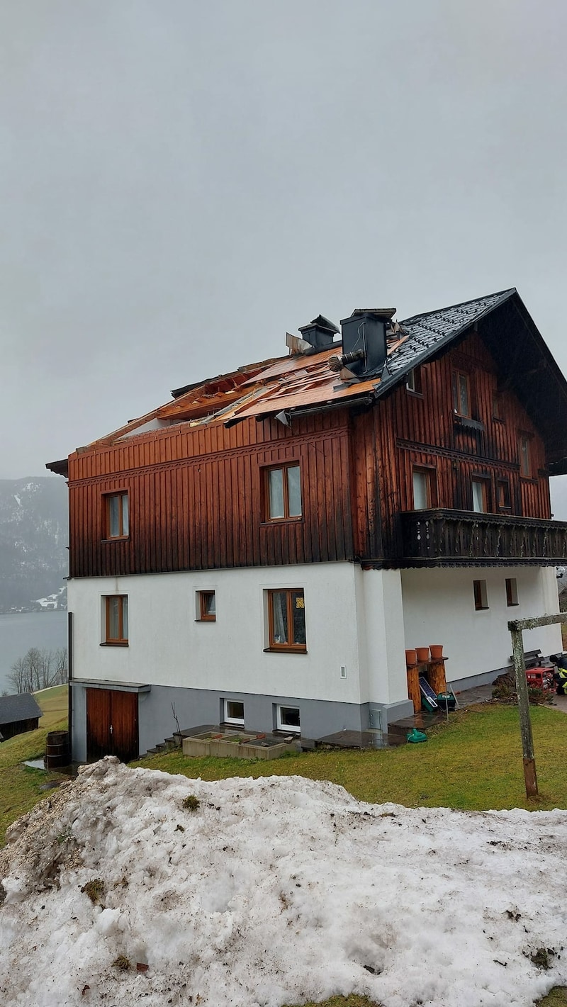 In Gössl wurde das Dach eines Hauses abgedeckt - die Sicherungsarbeiten während des Sturms waren eine Herausforderung für alle Beteiligten. (Bild: Feuerwehr Gössl)