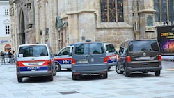 Polizei vor dem Wiener Stephansdom (Bild: Peter Tomschi, Krone KREATIV)
