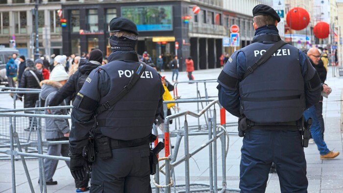 Vor dem Stephansdom waren Polizisten in voller Montur abgestellt.