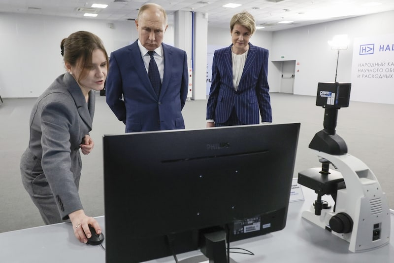 Putin war zuletzt - wie hier bei einem Besuch eines wissenschaftlichen Instituts - um Volksnähe bemüht. (Bild: Sputnik)