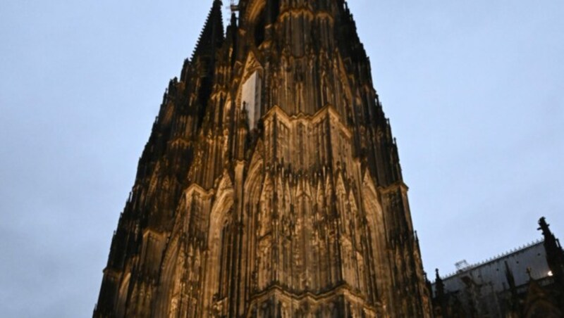 Der Kölner Dom in Köln soll jetzt im Visier von Islamisten gewesen sein. (Bild: APA/dpa/Roberto Pfeil)