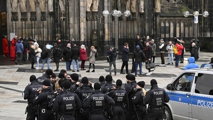 Polizei vor dem Kölner Dom