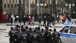 Polizei vor dem Kölner Dom (Bild: APA/dpa/Roberto Pfeil)
