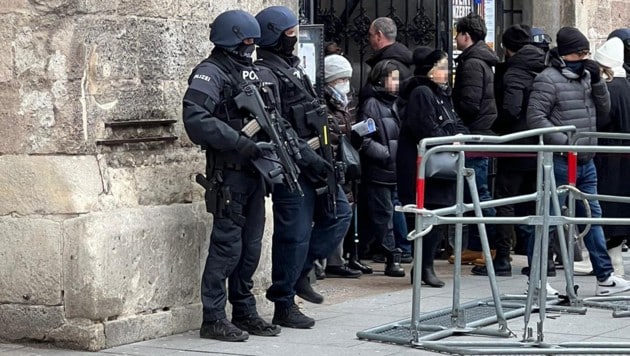 Vor dem Stephansdom sind heute Polizisten in voller Montur abgestellt. (Bild: Patrick Puchinger)