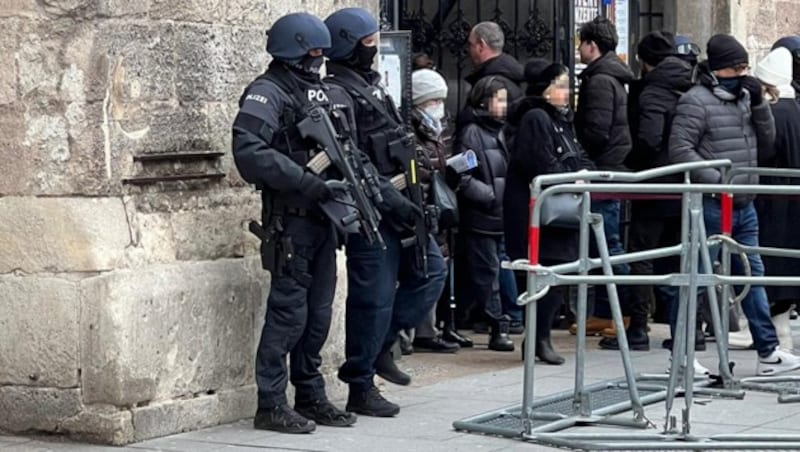 Die Polizei bewacht mit einem großen Aufgebot den Stephansdom. (Bild: Patrick Puchinger)