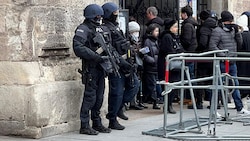 Vor dem Stephansdom waren heute Polizisten in voller Montur abgestellt. (Bild: Patrick Puchinger)