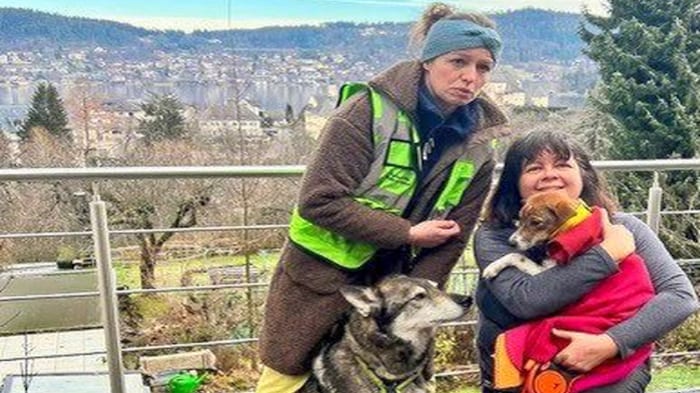 Der Held des Tages mit seiner Hundeführerin, der Besitzerin und der geretteten „Yeni“.