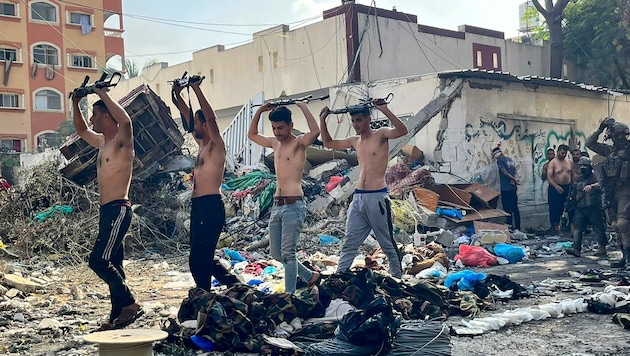 Palästinensische Kämpfer in der Nähe des Kamal Adwan-Krankenhaus (Bild: AFP)