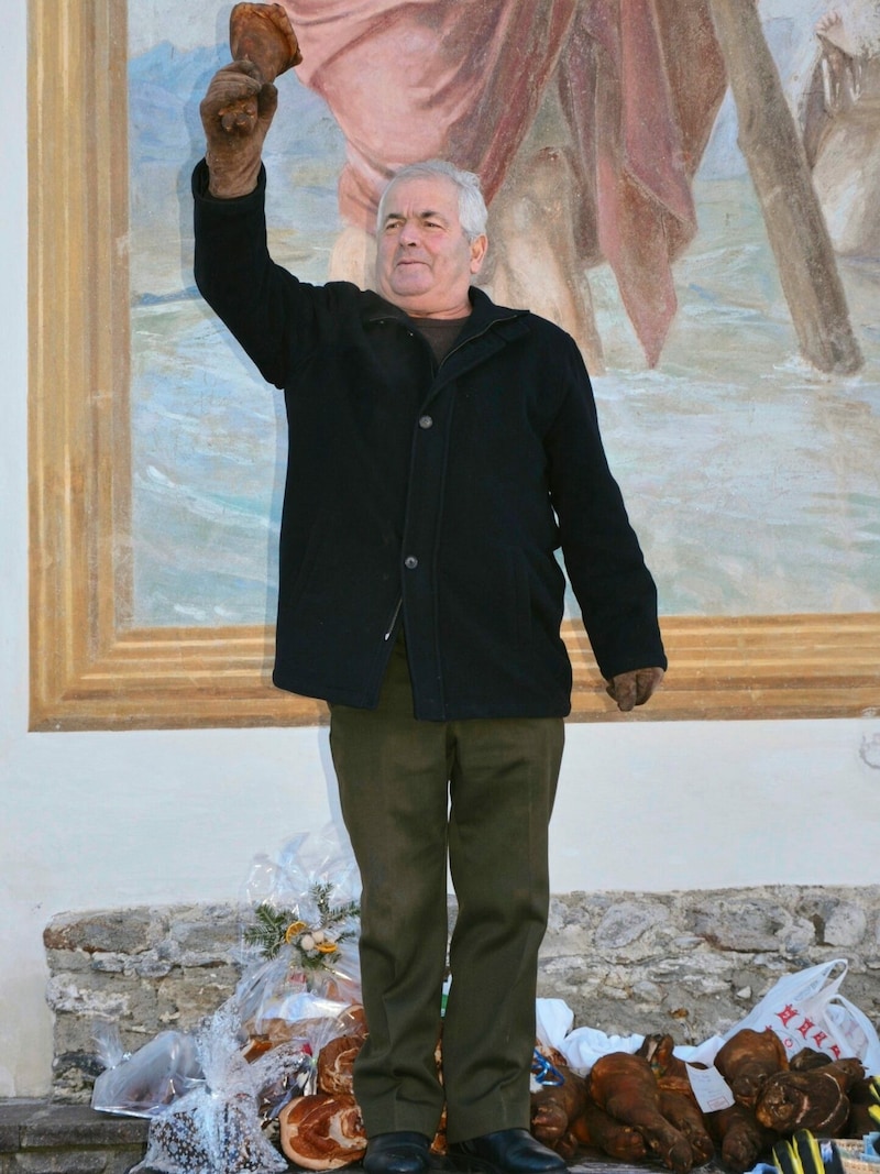 A church service is celebrated in Lainach on New Year's Eve, after which Franz Zlöbl auctions off pork knuckles. (Bild: Richard Dabernig)