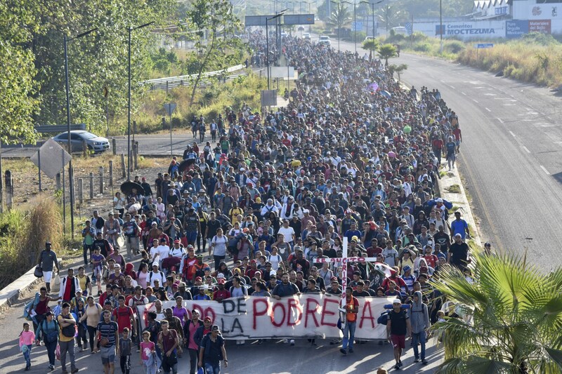 Rund 5000 Menschen machten sich am Heiligen Abend nach einem Gebet in der Stadt Tapachula im Bundesstaat Chiapas an der Grenze zu Guatemala auf den Weg. (Bild: „Migrantenkarawane“ steuert in Richtung USA)