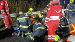 Bei Eintreffen an der Einsatzstelle konnte die Fahrzeuglenkerin bereits durch Hilfe von Passanten aus dem Fahrzeug befreit werden. (Bild: Feuerwehr Mooskirchen)