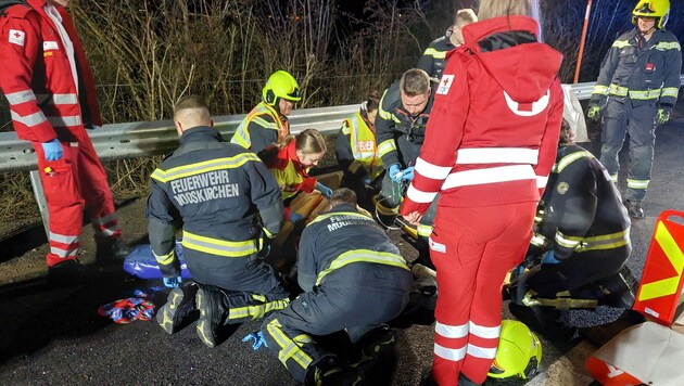 Bei Eintreffen an der Einsatzstelle konnte die Fahrzeuglenkerin bereits durch Hilfe von Passanten aus dem Fahrzeug befreit werden. (Bild: Feuerwehr Mooskirchen)