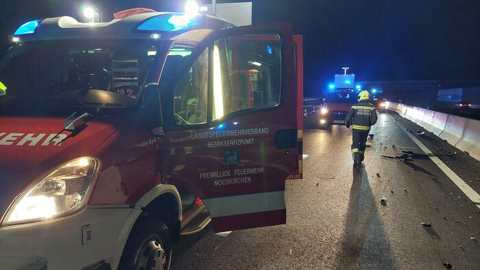 Die Unfallstelle wurde abgesichert und ein Brand- sowie Sichtschutz aufgebaut.