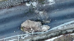 Ein riesiger Felsbrocken donnerte auf die Landesstraße. (Bild: Land Tirol/Geiler)
