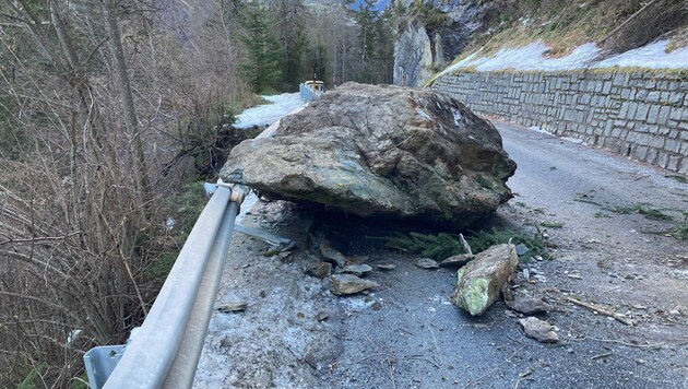 Die Straße ist nach dem Felssturz bereits seit einer Woche wieder freigegeben. (Bild: Land Tirol/Nittel-Gärtner)
