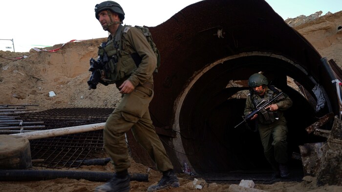 Israelische Soldaten verlassen einen Tunnel der Hamas-Kämpfer.