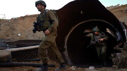 Israelische Soldaten verlassen einen Tunnel der Hamas-Kämpfer. (Bild: ASSOCIATED PRESS)