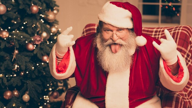 Vom traditionellen Klassiker bis zu „Last Christmas“: Weihnachtslieder haben auf viele Menschen eine ganz bestimmte Wirkung. Was aber, wenn Heavy Metal ins Spiel kommt? (Bild: deagreez - stock.adobe.com)
