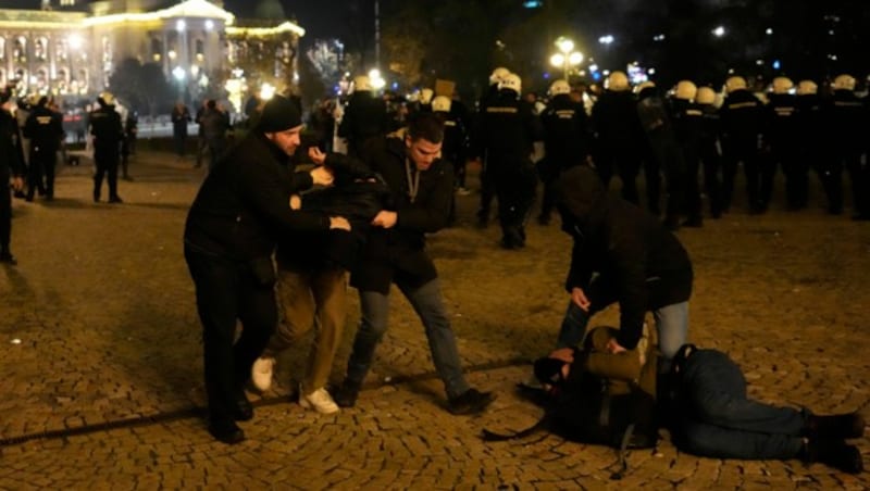 In Belgrad sind Demonstrierende und die Polizei zusammengestoßen. (Bild: AP)