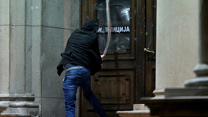 Ein randalierender Demonstrant