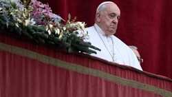 Papst Franziskus beim Weihnachtssegen „Urbi et Orbi“ am Petersplatz im Vatikan. (Bild: APA/AFP/Tiziana FABI)