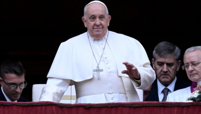 Papst Franziskus beim Weihnachtssegen „Urbi et Orbi“ am Petersplatz im Vatikan. (Bild: APA/AFP/Tiziana FABI)