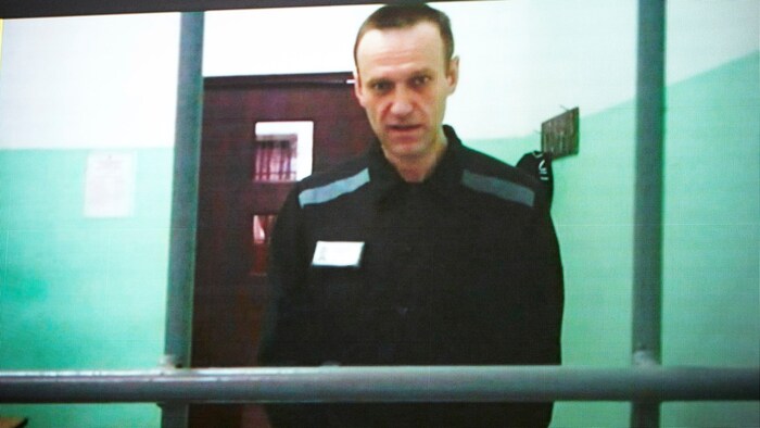 Aleksiej Nawalny, który zmarł w piątek, podczas jednej z wielu rozpraw sądowych w zeszłym roku