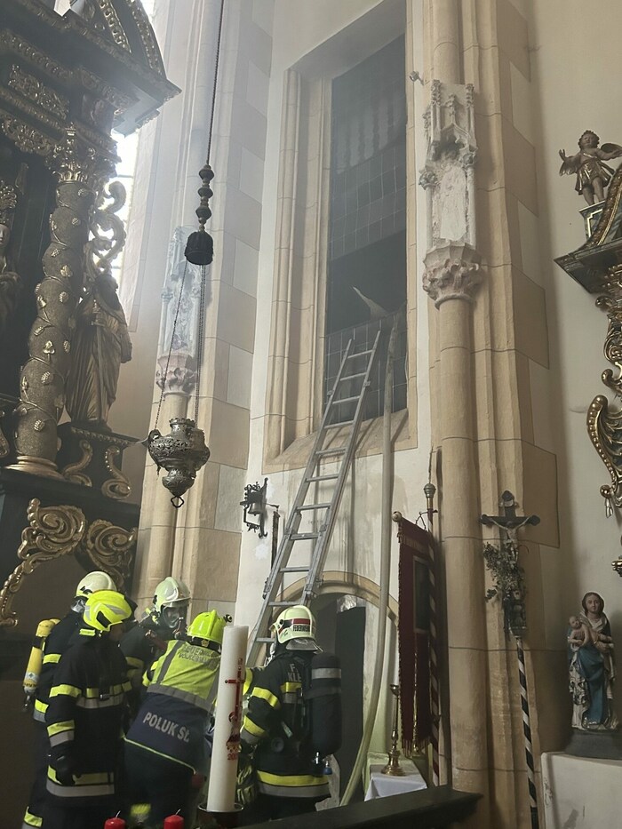 In der Sakristei ist ein Feuer ausgebrochen.