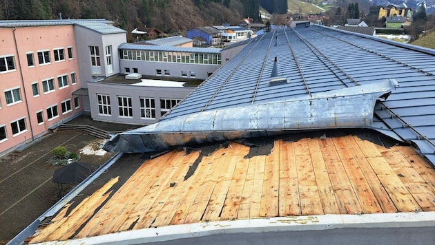 Das Dach des BORG Eisenerz wurde abgedeckt. (Bild: FF Eisenerz)