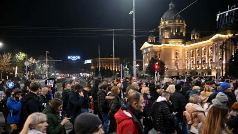 Mehr als 35 Menschen wurden im Zusammenhang mit den Ausschreitungen in Belgrad festgenommen. (Bild: AFP)