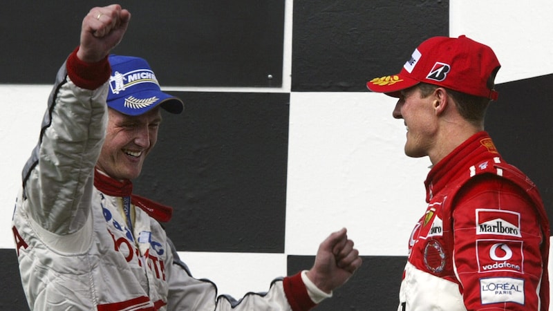 Together on the podium: Ralf (l.) and Michael Schumacher, 2005 (Bild: DAMIEN MEYER / AFP)