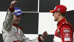 Gemeinsam am Stockerl: Ralf (l.) und Michael Schumacher, 2005 (Bild: DAMIEN MEYER / AFP)