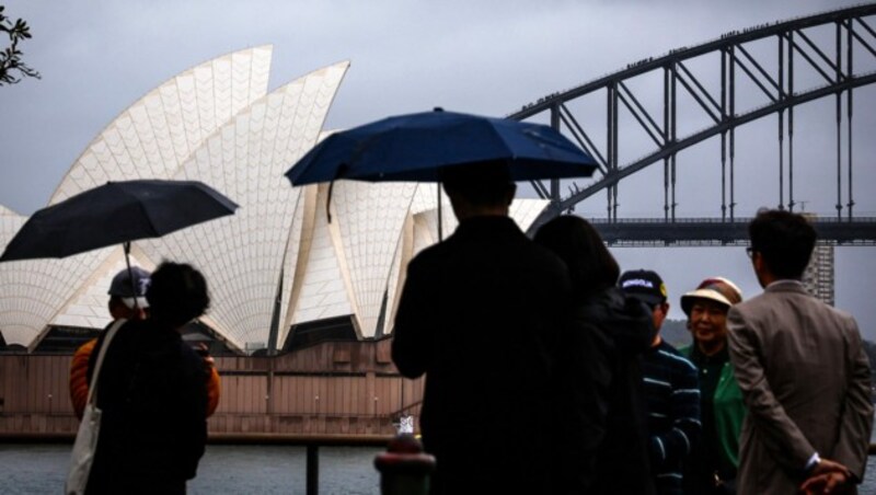 Starke Wellen auch vor dem Opernhaus an der Sydney Harbour Bridge (Bild: AFP)