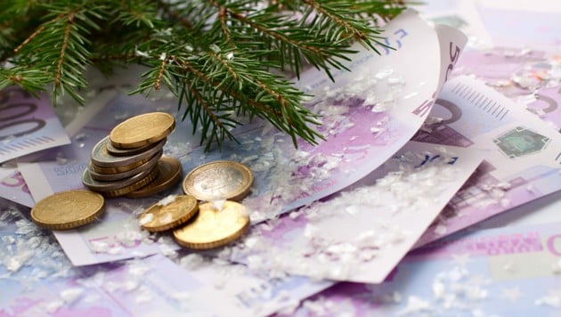 Die Bargeldkuverts unterm Weihnachtsbaum waren heuer auf Diät. (Bild: rosypatterns - stock.adobe.com)