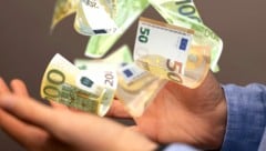 Geld verschwindet nicht – es wechselt nur den Eigentümer. Umso interessanter ist es, wohin von Kärnten aus bis zu 100 Millionen Euro „verloren“ gegangen sind. (Bild: vegefox.com - stock.adobe.com)